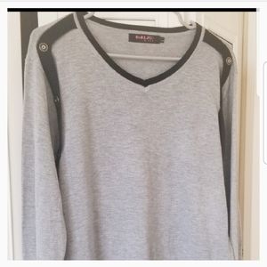 🎁 Light Gray/Black Sweater...like NEW!